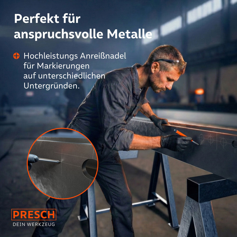 Ein Handwerker nutzt die Anreißnadel in einem Marker, um eine exakte Markierung auf einem massiven Stahlträger vorzunehmen.