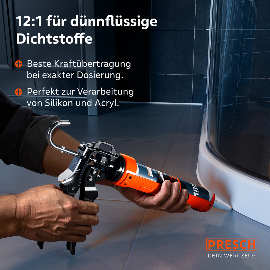 Un artisan utilise la presse à cartouches PRESCH 12:1 pour un jointage précis d’une cabine de douche ; la traduction est idéale pour le dosage exact du silicone fluide et de l’acrylique.