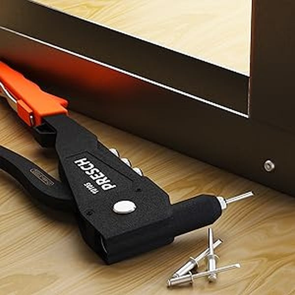 PRESCH Blindnietenzange 3.2mm mit Nietmuttern auf Holzoberfläche