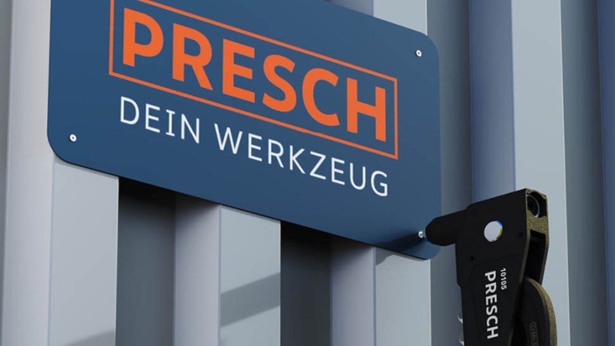 PRESCH Blindnietenzange befestigt an einer Wand, Werkzeug für Niettechnik, Nietenwerkzeug von PRESCH.
