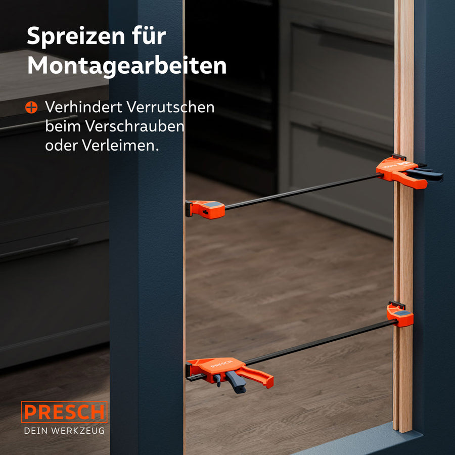 Exemple de montage en aménagement intérieur : deux serre‑joints sont utilisés en mode d’écartement pour maintenir le cadre d’une porte stable et précisément à la distance requise pendant l’installation.
