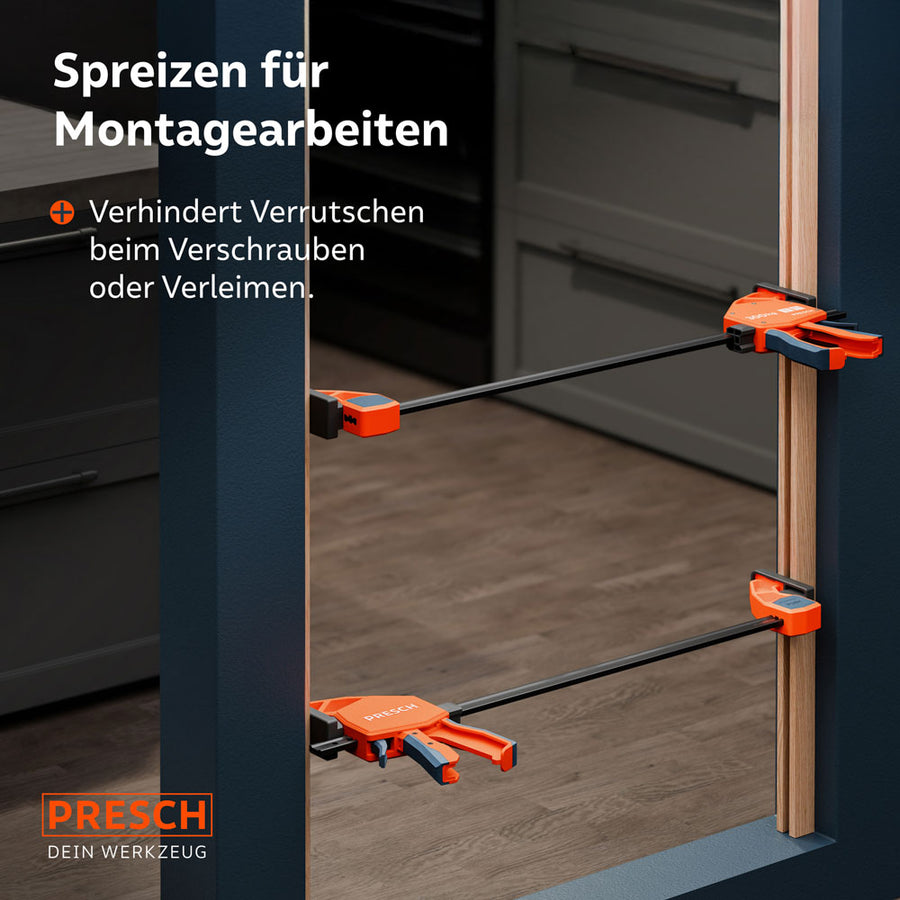 Montagebeispiel im Innenausbau: Zwei Heavy-Duty Zwingen werden im Spreizmodus genutzt, um eine Türzarge während des Einbaus stabil gegen die Wandung zu drücken und zu fixieren.
