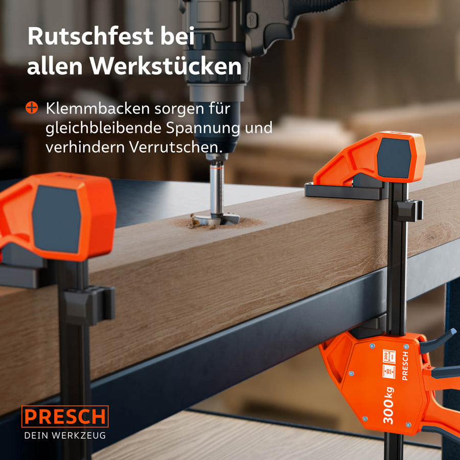 Präzision beim Bohren: Zwei Einhandzwingen fixieren einen massiven Holzbalken für einen Forstnerbohrer; die Klemmbacken sorgen für gleichbleibende Spannung ohne Verrutschen.