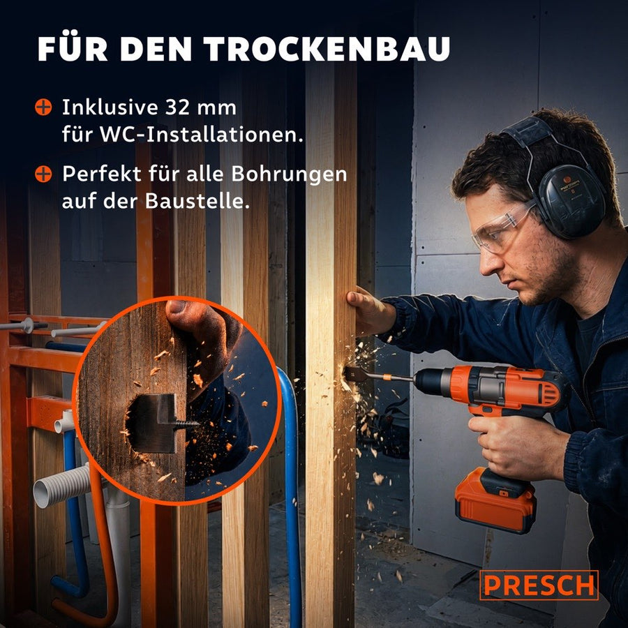 Handwerker mit Gehörschutz bohrt mit Akkuschrauber und Flachfräsbohrer durch einen Holzständer im Trockenbau, Detailkreis zeigt den Bohrer beim Durchdringen des Holzes