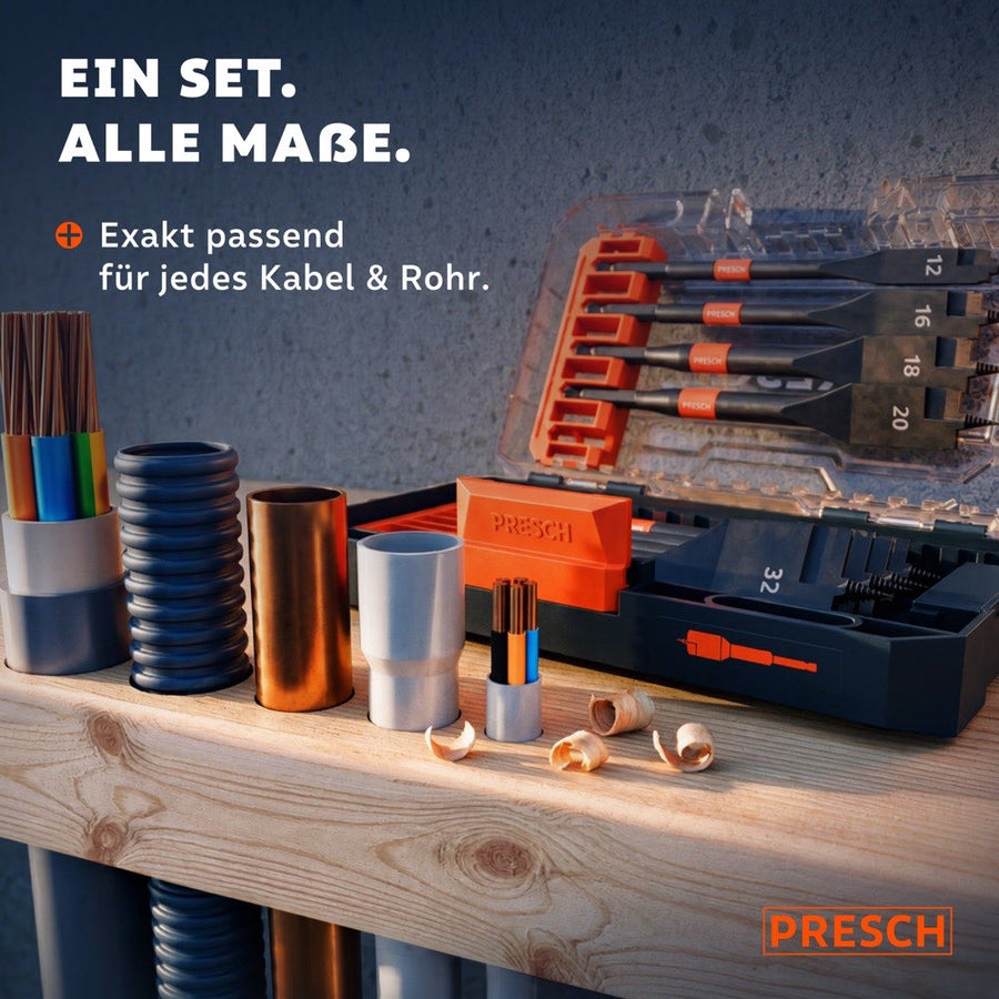 PRESCH Flachfräsbohrer Set in offener Aufbewahrungsbox auf einer Werkbank, daneben verschiedene Kabel, Rohre und Wellschläuche in unterschiedlichen Durchmessern