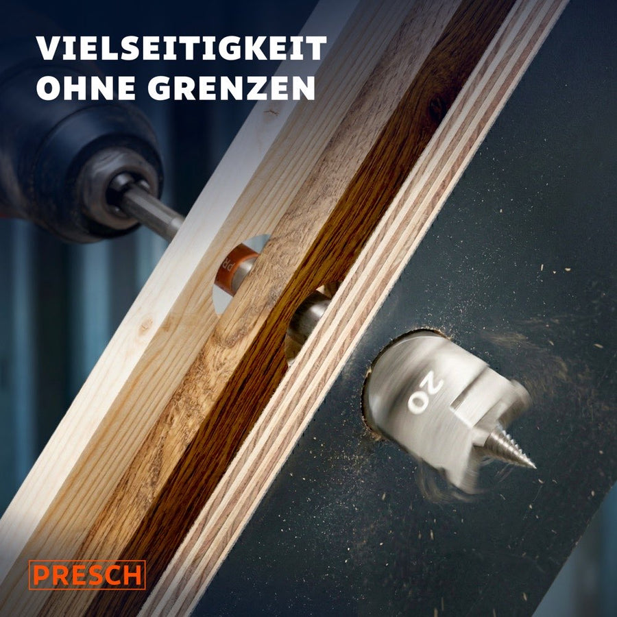 Zwei Flachfräsbohrer gleichzeitig im Einsatz – links bohrt ein Bohrer schräg durch Mehrschichtholz, rechts ein 20mm Bohrer beim Durchdringen einer dunklen Platte
