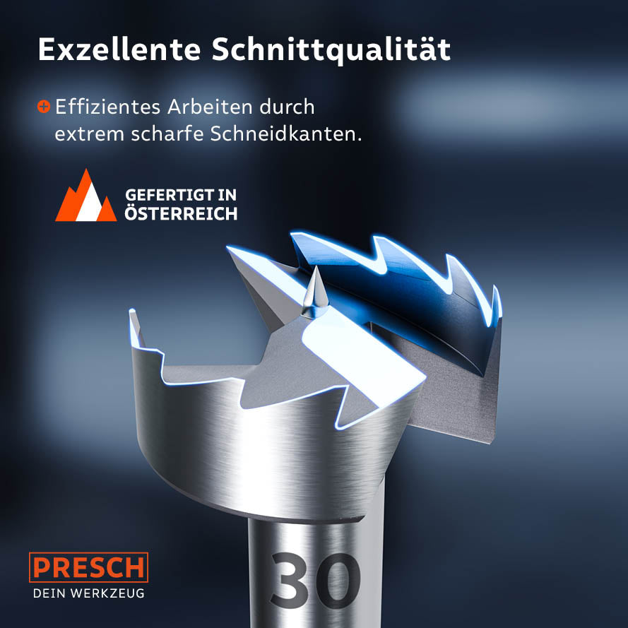 Detailaufnahme der exzellenten Schnittqualität: Die extrem scharfen, blau hervorgehobenen Schneidkanten eines 30 mm Bohrers ermöglichen effizientes Arbeiten und saubere Bohrlochränder.