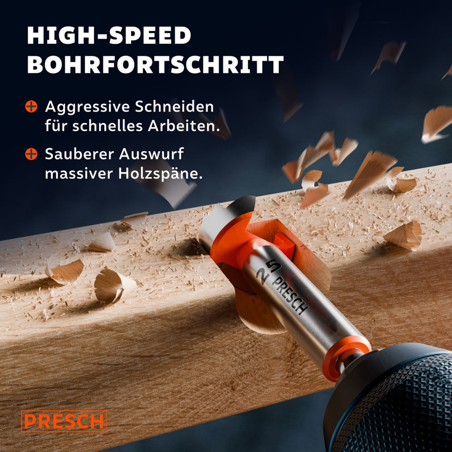 Bohrer dringt mit hoher Geschwindigkeit in einen Holzbalken ein, Späne fliegen durch die Luft.