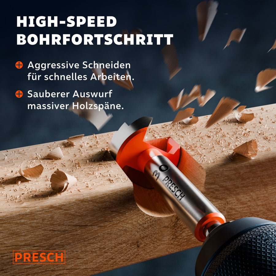 Forstnerbohrer wirft beim Bohren in einem Holzbalken massive Späne sauber aus.