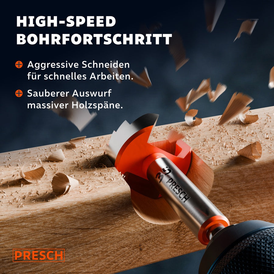Bohrer dringt mit hoher Geschwindigkeit in einen Holzbalken ein, Späne fliegen durch die Luft.