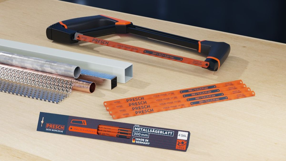 Hand sägeblätter von PRESCH auf Holztisch, Sägezubehör und Ersatzklingen für Metallsäge.