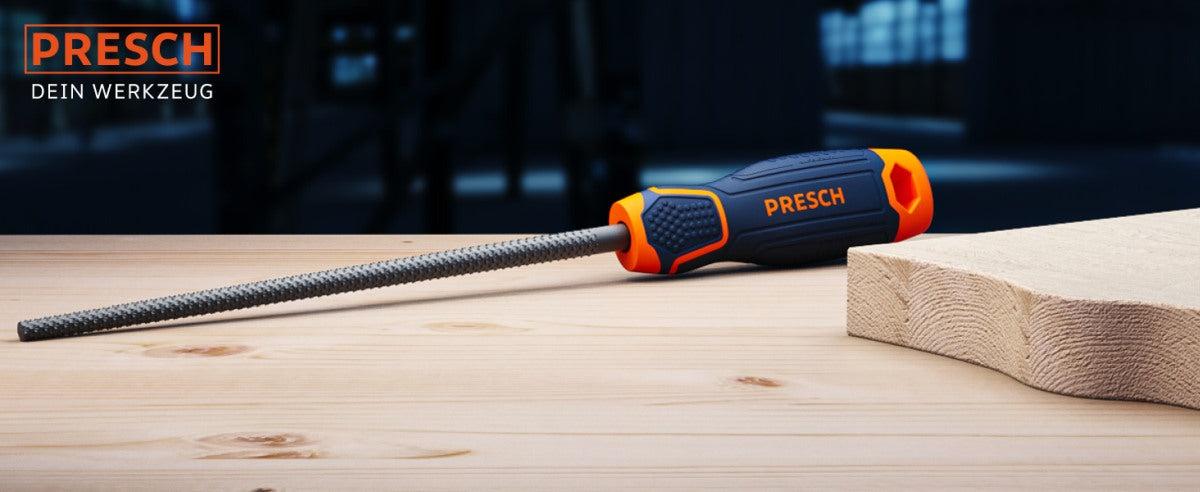 Holzraspel rund von Presch für Tischlerarbeit mit ergonomischem Griff auf Holzoberfläche