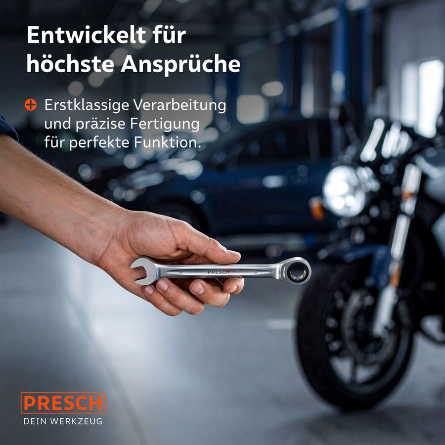 Een hand presenteert de slanke ratelsleutel in een professionele werkplaatsomgeving met voertuigen op de achtergrond. Benadrukt de precieze fabricage voor professioneel gebruik.