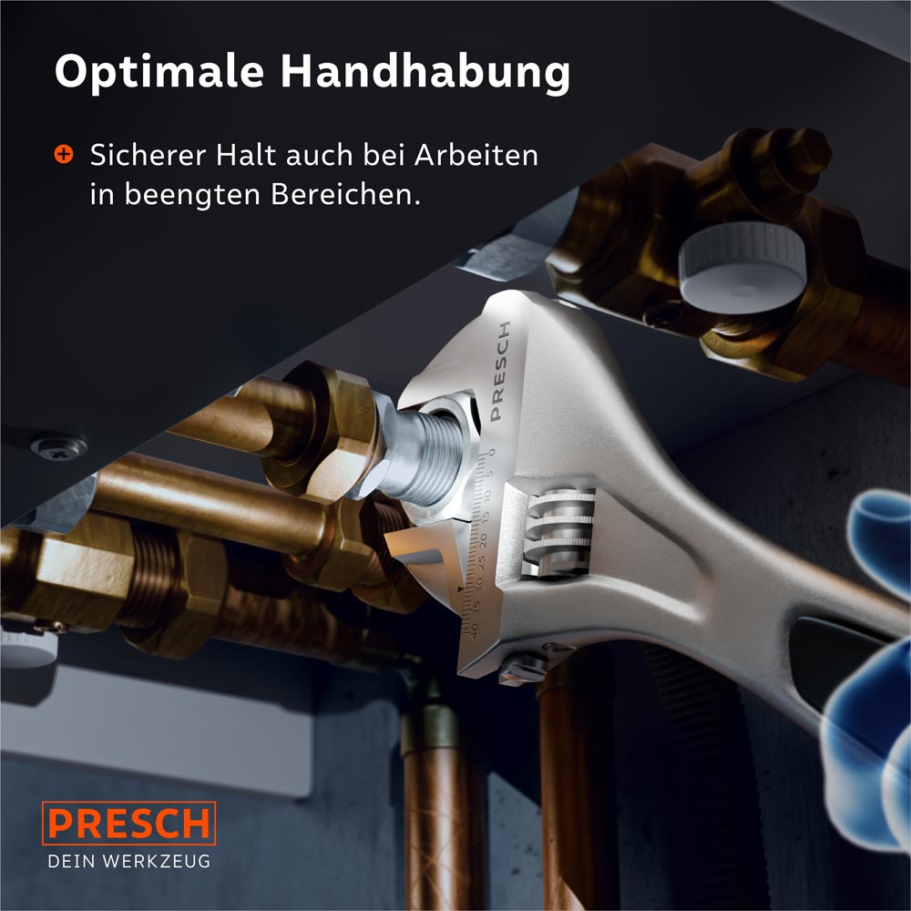 Sicherer Halt in beengten Bereichen: Dank des schlanken Designs lässt sich auch der 300mm Rollgabelschlüssel bei anspruchsvollen Rohrinstallationen präzise führen.