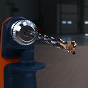 PRESCH SDS Plus Hammerbohrer Set in einem Bohrhammer eingespannt, hochwertiges Bohrzubehör und Meißelwerkzeug.