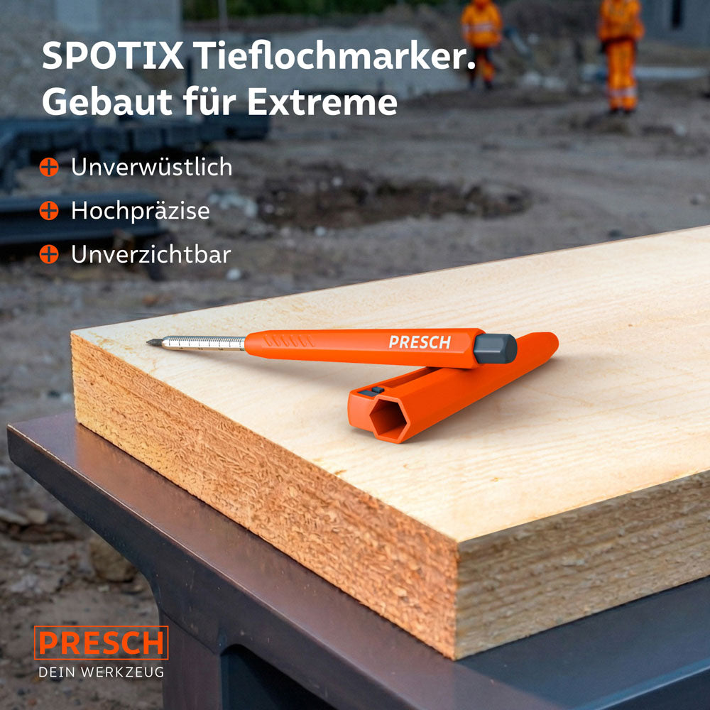 Robustheit im Außeneinsatz: Der SPOTIX Tieflochmarker liegt zusammen mit seinem Köcher auf einem massiven Holzbrett auf einer Baustelle.