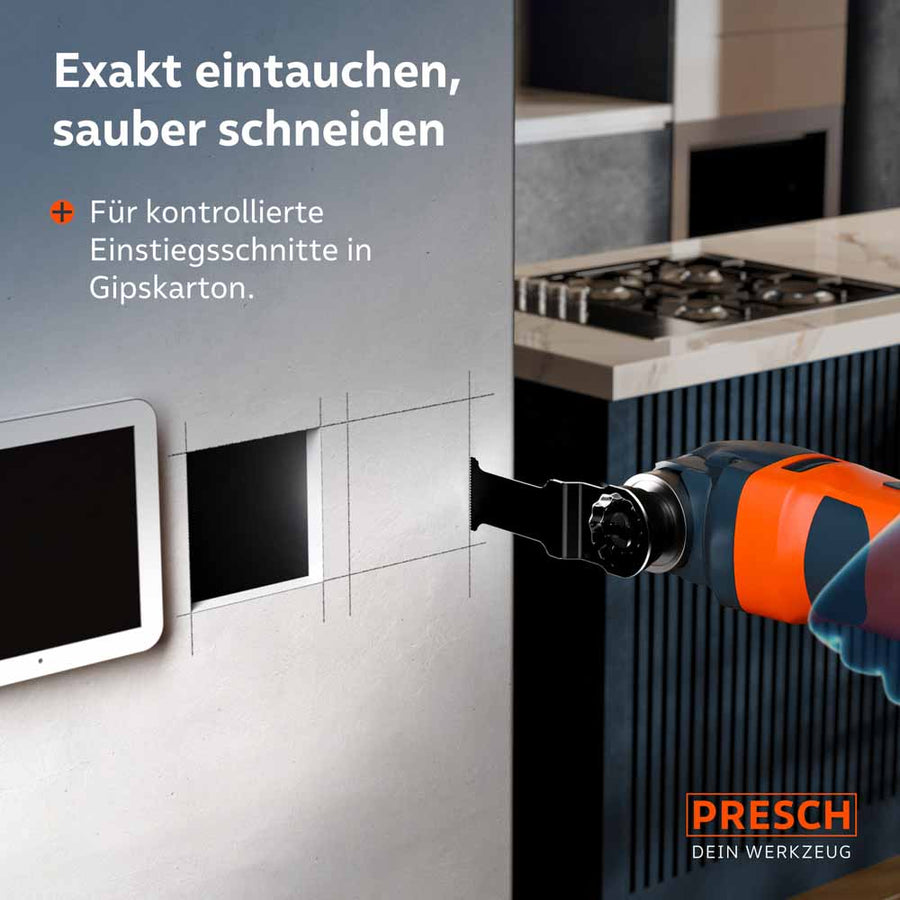 Precisie bij elektrische installaties: Het 32 mm brede metalen zaagblad bij het gecontroleerd maken van een nette uitsnede in een gipsplaatwand voor inbouwdozen.