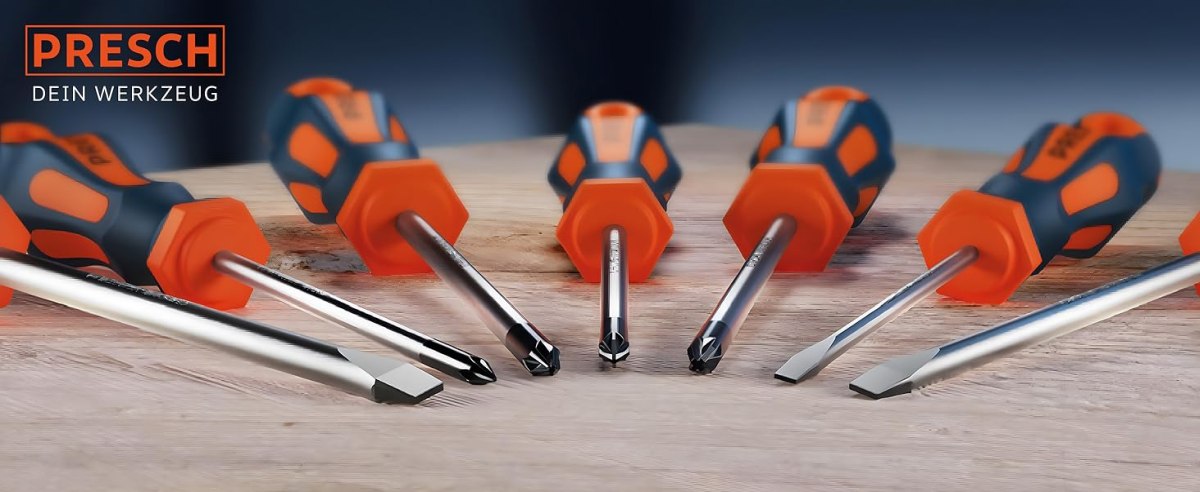 7-teiliges Presch Schraubendreherset auf Holzuntergrund mit verschiedenen Kopfarten, inklusive Schlitz- und Kreuzschlitzschraubenzieher