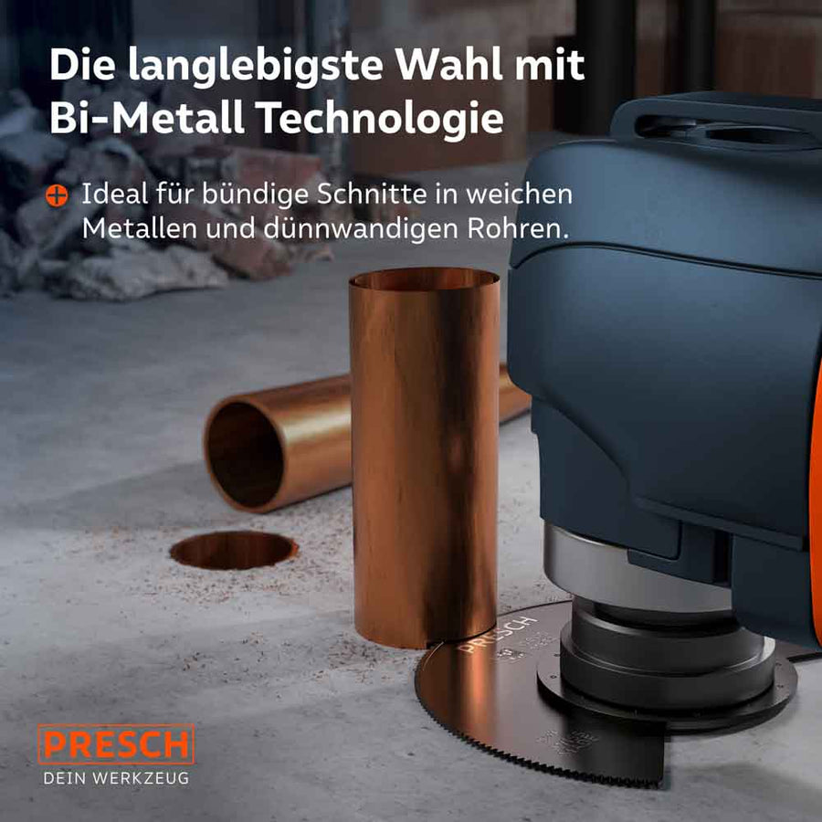 Duurzaamheid bij zachte metalen: Het onderzaagblad bij het rechtlijnig snijden van een koperen buis op vloerhoogte; ideaal voor dunwandige metalen buizen.