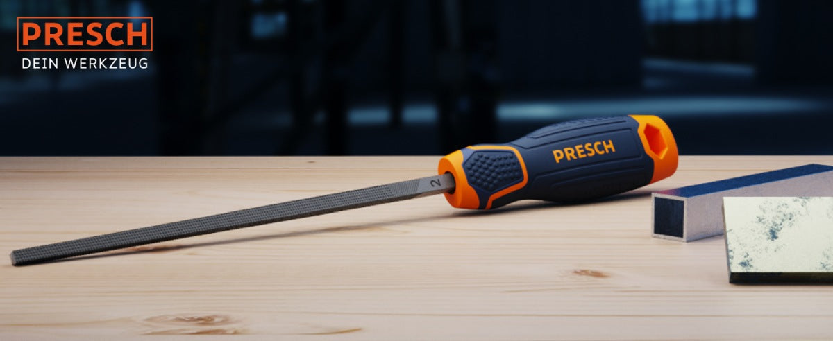 PRESCH Vierkantfeile mit ergonomischem Griff und Schleifklotz auf Holzoberfläche, Metallfeile, Feilwerkzeug