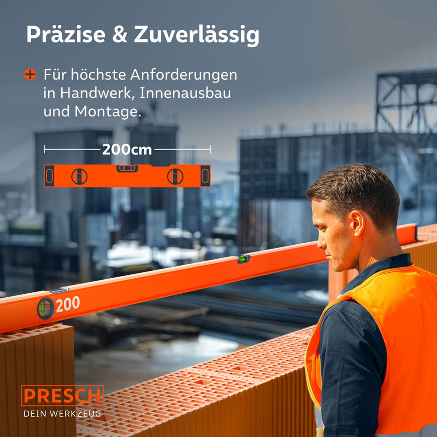 Ein Handwerker nutzt die PRESCH 200cm Wasserwaage auf einer Baustelle zur präzisen Ausrichtung von Mauersteinen, wobei die kompakten Maße und die Robustheit für den Rohbau verdeutlicht werden.