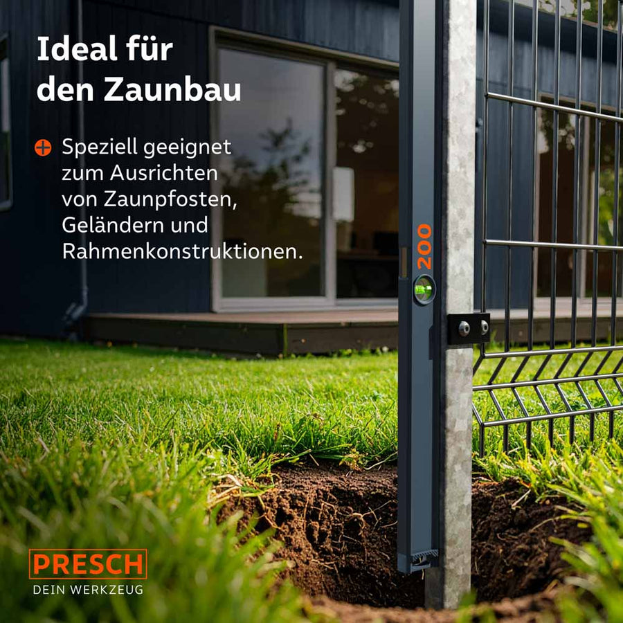 Die magnetische PRESCH Wasserwaage haftet selbstständig an einem verzinkten Metallpfosten beim Zaunbau; dies ermöglicht eine präzise, freihändige vertikale Ausrichtung des Pfostens vor dem Einbetonieren.