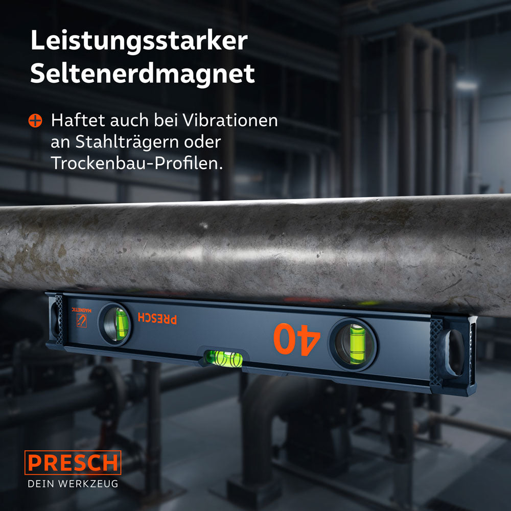 Eine Nahaufnahme zeigt die Wasserwaage kopfüber an einem runden Metallrohr; die integrierten, leistungsstarken Seltenerdmagnete sorgen für einen extrem festen Sitz an allen metallischen Oberflächen.