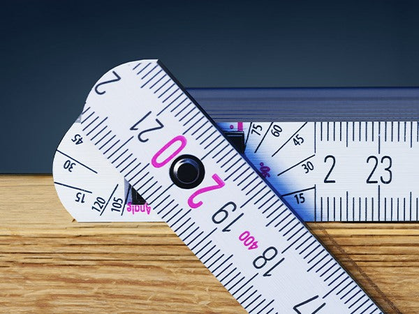 Presch Zollstock 2m mit Gliedermaßstab und Messwerkzeug auf Holzuntergrund