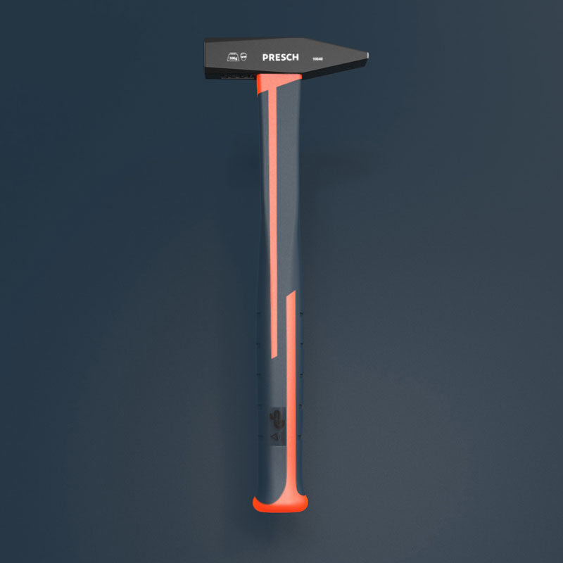 Marteau de serrurier de PRESCH avec manche ergonomique et tête robuste sur fond sombre, outil à main, marteau