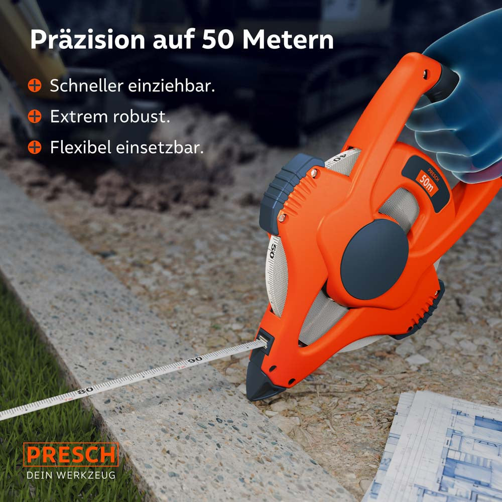 Einsatz auf der Baustelle: Das robuste 50m Rollbandmaß beim Einmessen von Fundamenten; extrem robust, flexibel einsetzbar und durch das Getriebe schnell einziehbar.
