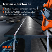 Perfekt für sehr lange Distanzen: Das 50m Bandmaß beim Ausmessen einer großen Industriehalle; die beste Wahl für Großbaustellen im Hallen-, Garten- und Landschaftsbau.