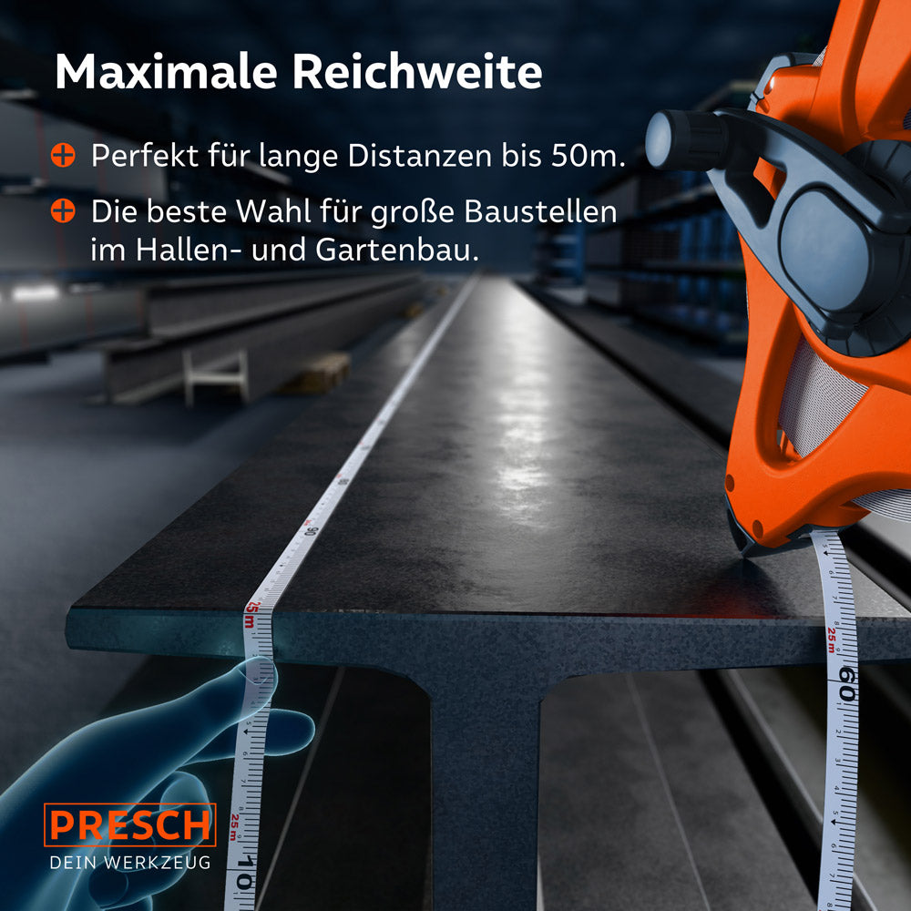 Perfekt für sehr lange Distanzen: Das 50m Bandmaß beim Ausmessen einer großen Industriehalle; die beste Wahl für Großbaustellen im Hallen-, Garten- und Landschaftsbau.