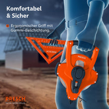 Illustration des 50m Bandmaßes beim Transport: Der ergonomische Griff mit Gummi-Beschichtung sorgt für einen komfortablen und sicheren Halt direkt am Körper während der Arbeit.