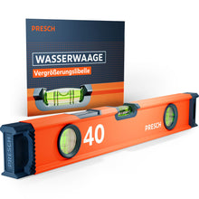 Die PRESCH 40cm Wasserwaage in markantem Orange mit drei Libellen und hochelastischen Endkappen, präsentiert vor der Produktverpackung, die die Vergrößerungslibelle besonders hervorhebt.