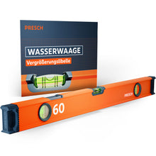 Die PRESCH 60cm Wasserwaage in markantem Orange mit drei Libellen und hochelastischen Endkappen, präsentiert vor der Produktverpackung, die die Vergrößerungslibelle besonders hervorhebt.