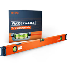 Die PRESCH 80cm Wasserwaage in markantem Orange mit drei Libellen und hochelastischen Endkappen, präsentiert vor der Produktverpackung, die die Vergrößerungslibelle besonders hervorhebt.
