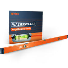 Die PRESCH 40cm Wasserwaage in markantem Orange mit drei Libellen und hochelastischen Endkappen, präsentiert vor der Produktverpackung, die die Vergrößerungslibelle besonders hervorhebt.