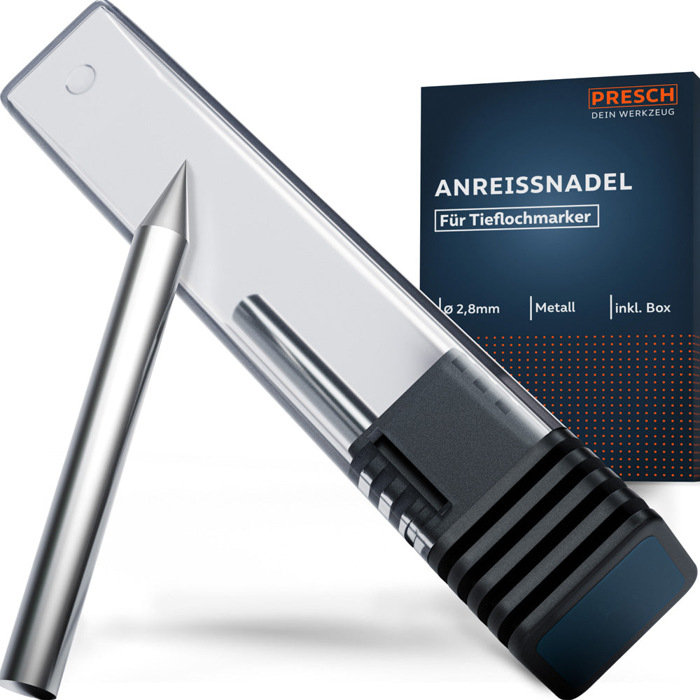 Eine hochglänzende Metall-Anreißnadel lehnt an ihrer transparenten Schutzbox, daneben die dunkelblaue Produktverpackung von PRESCH.