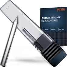 Eine hochglänzende Metall-Anreißnadel lehnt an ihrer transparenten Schutzbox, daneben die dunkelblaue Produktverpackung von PRESCH.