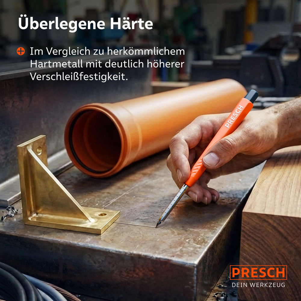 Demonstration der überlegenen Härte: Die Nadel ritzt mühelos eine feine Linie in eine Metallplatte neben einer Messinghalterung.