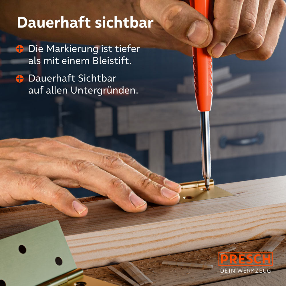 Dauerhaft sichtbare Markierung: Die Nadel ritzt tiefe, bleibende Punkte für die exakte Positionierung eines Türscharniers in Holz.