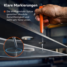 Ein Handwerker zieht mit der Wolframstahl-Spitze extrem feine, rutschfeste Linien auf einer glatten Metalloberfläche.