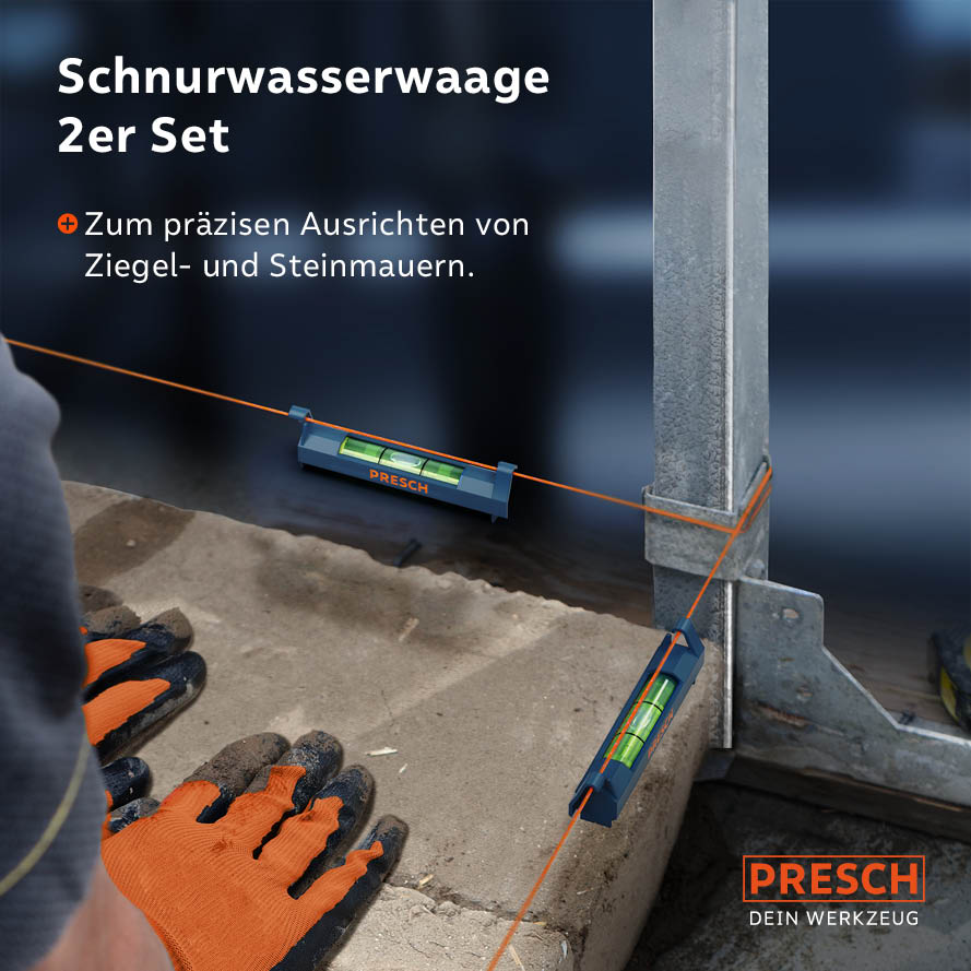Zwei PRESCH Schnurwasserwaagen hängen an einer gespannten Maurerschnur an einem Stahlpfosten – Handwerker mit orangefarbenen Handschuhen richtet eine Ziegel- und Steinmauer präzise aus