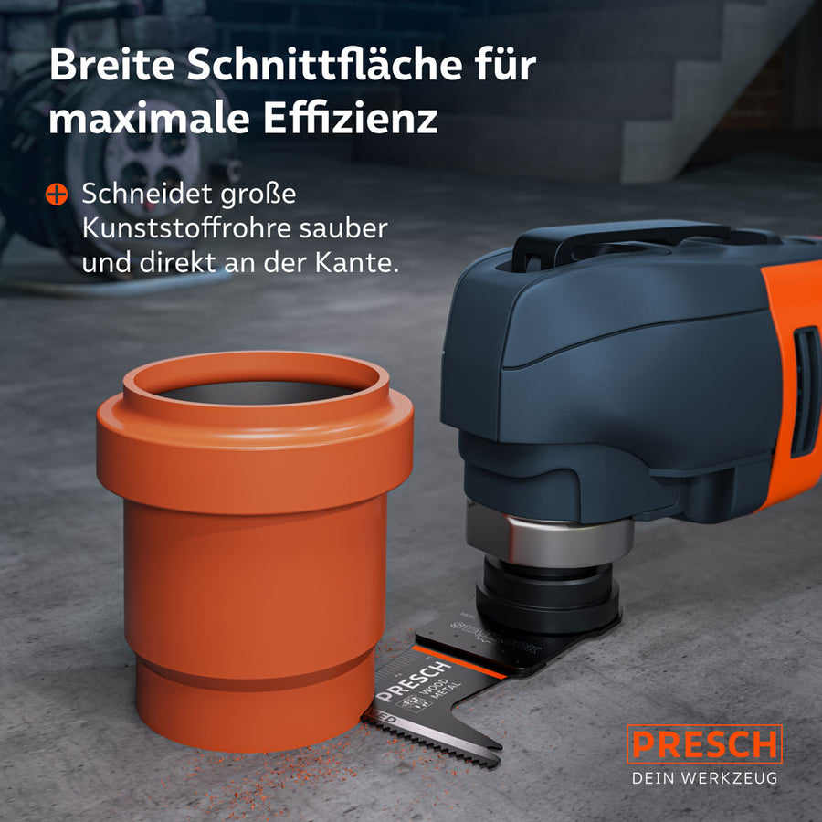 Maximale Effizienz bei großen Werkstücken: Das breite 40mm Sägeblatt beim sauberen Kappen eines Kunststoff-Abflussrohrs direkt an der Kante.