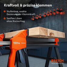 Detailweergave van een 150 kg PRESCH eenhandklem die een houten balk op een zaagblok klemmt; de mechaniek maakt een traploze dosering van de klemkracht mogelijk en een zacht loslaten zonder terugslag.