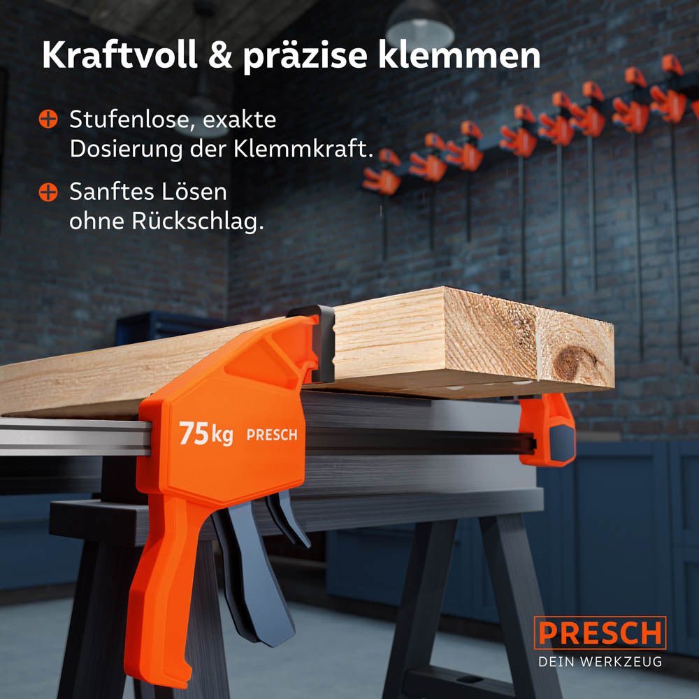 Detailansicht einer 75kg PRESCH Einhandzwinge, die einen Holzbalken auf einem Arbeitsbock klemmt; die Mechanik ermöglicht eine stufenlose Dosierung der Klemmkraft und ein sanftes Lösen ohne gefährlichen Rückschlag.