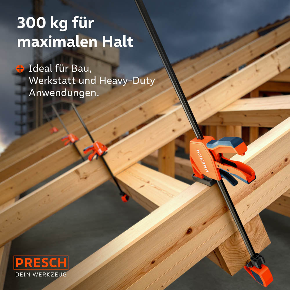 Vier PRESCH Einhandzwingen fixieren massive Holzbalken einer Dachkonstruktion; die 300 kg Spannkraft pro Zwinge sorgt für maximalen Halt bei anspruchsvollen Heavy-Duty Anwendungen auf dem Bau.