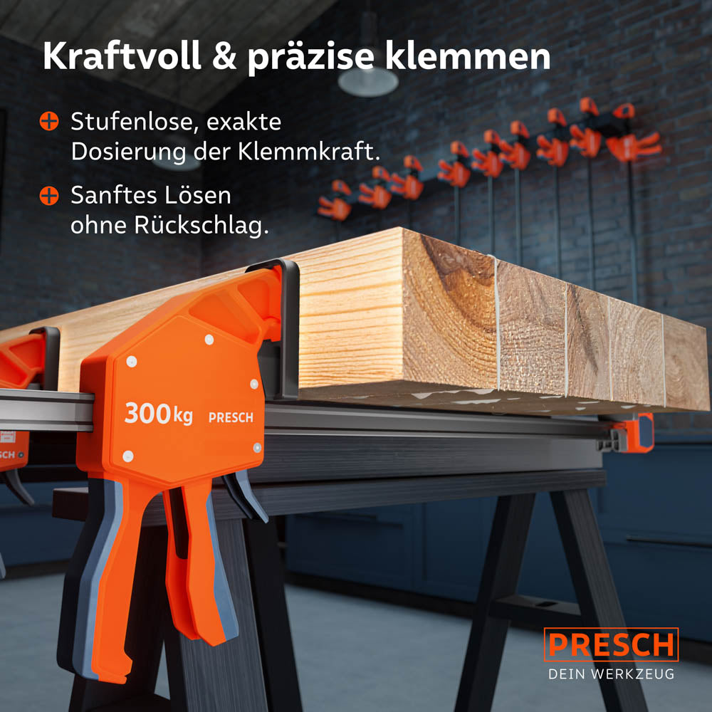 Demonstration der Spreizfunktion: Durch einfachen Umbau des Kopfes wird aus der Klemmschwinge ein Werkzeug zum kontrollierten Anheben und Spreizen von Möbelteilen oder Werkstücken.