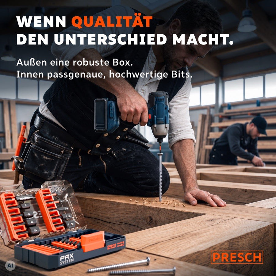 Zimmerer arbeitet mit dem Schlagschrauber an einer Holzkonstruktion, die Bitbox liegt griffbereit