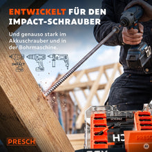 Handwerker schraubt mit dem Schlagschrauber eine lange Schraube in einen Holzbalken, daneben die Bitbox
